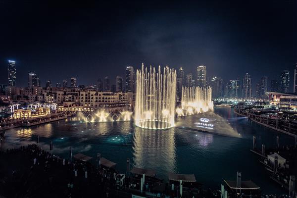 إنفيني تعكس فنيًا نشاطات الدماغ من خلال عرضًا نابضًا بالحياة في نافورة دبي